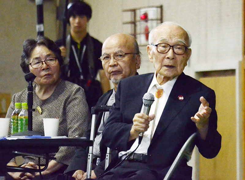 講演で核廃絶への思いを訴える田中熙巳さん（右）と被爆者の高橋溥さんと木内恭子さん＝16日午後、さいたま市浦和区の県立浦和高校