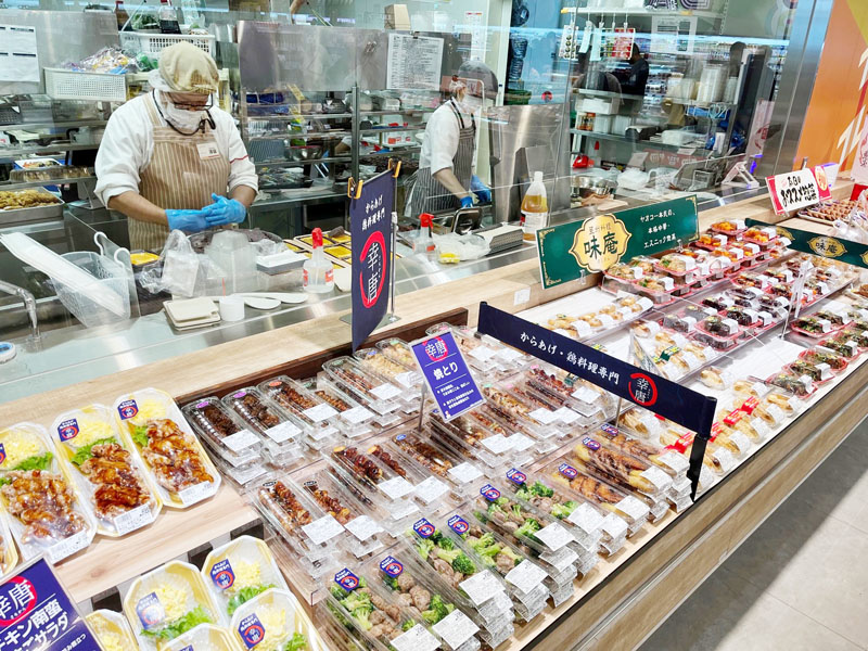 店内調理の出来立ての味が楽しめる総菜コーナー