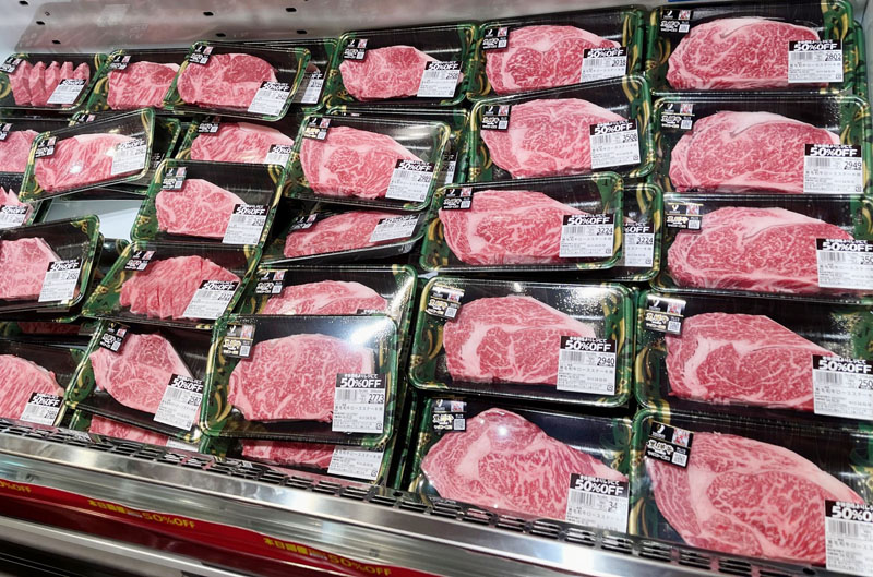 半額特売で初日人気を集めた国産黒毛和牛のステーキ用肉