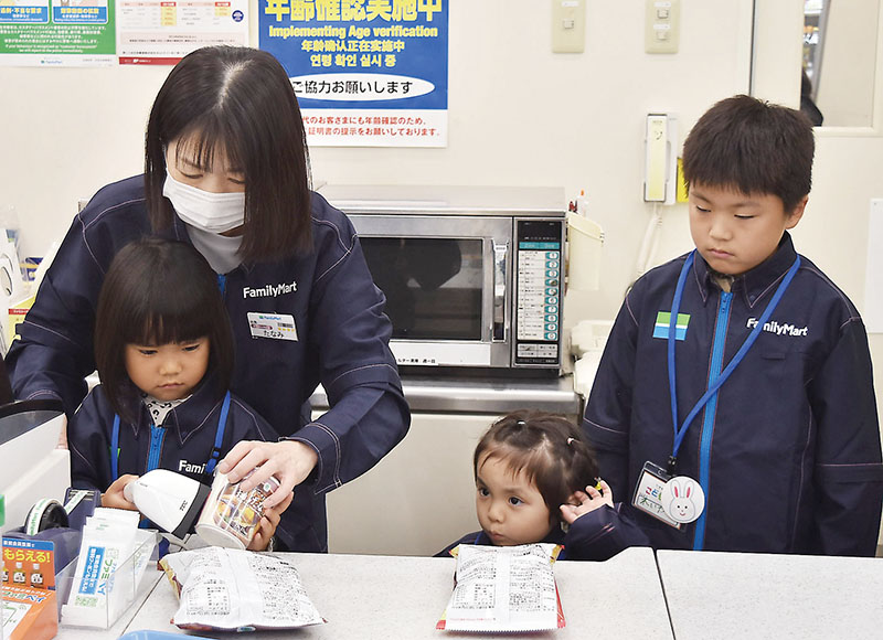 レジを体験する参加者＝深谷市上野台のファミリーマート深谷南大通り店