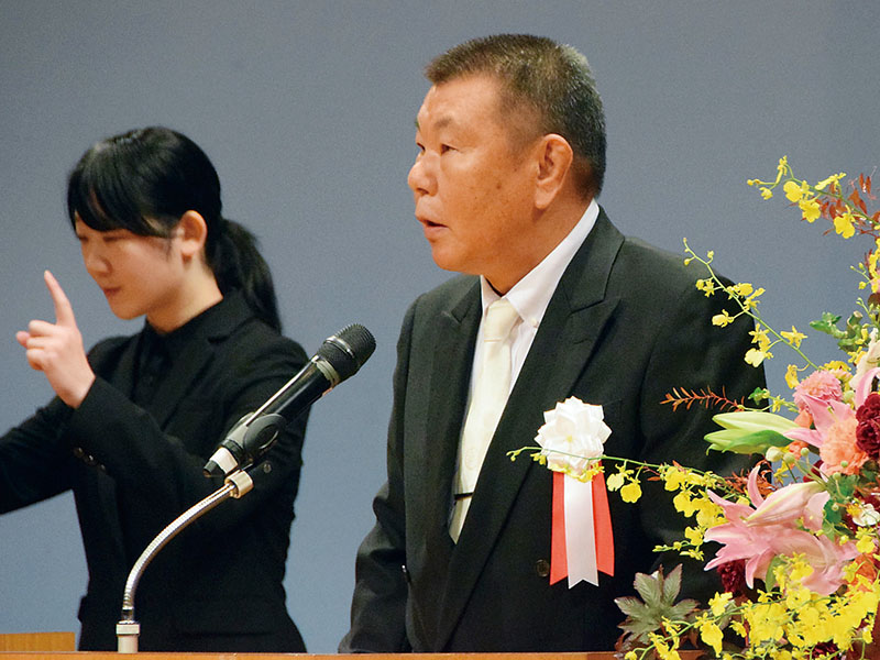 合併70周年記念式典で式辞を述べる島田康弘町長