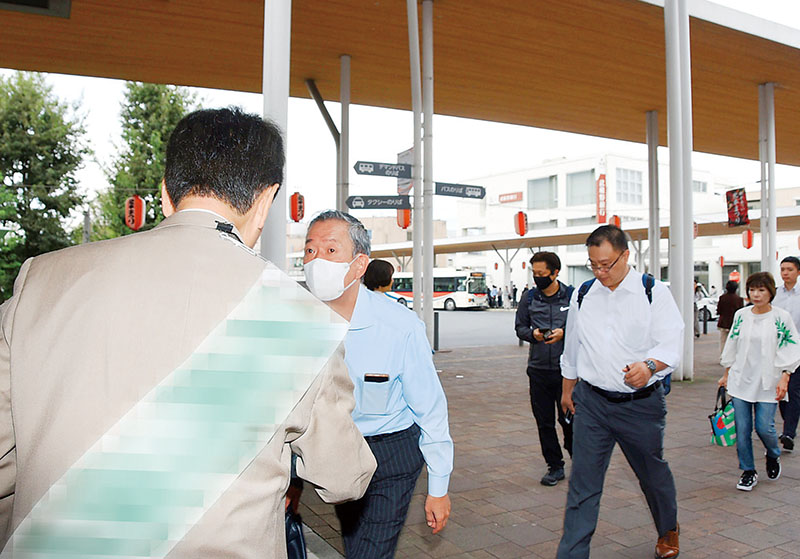 朝の通勤、通学時間帯に駅頭で活動する候補者＝16日、埼玉県北本市中央のJR北本駅西口（画像の一部を加工しています）