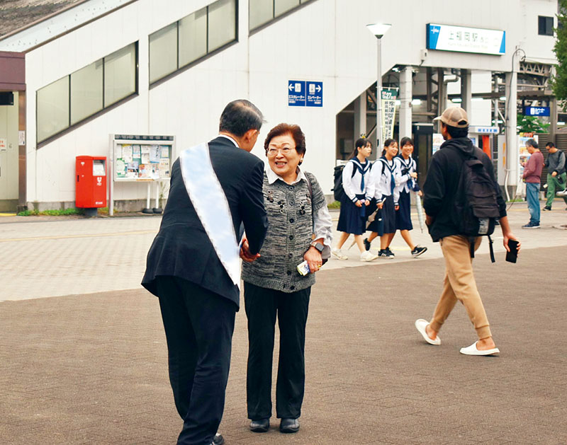 区割りが変わった東武東上線上福岡駅周辺で支持を訴える候補者＝18日午後、ふじみ野市上福岡（画像の一部を加工しています）