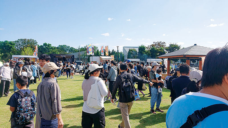 秋晴れの中、家族連れや古墳マニアなどでにぎわった＝20日、さきたま古墳公園