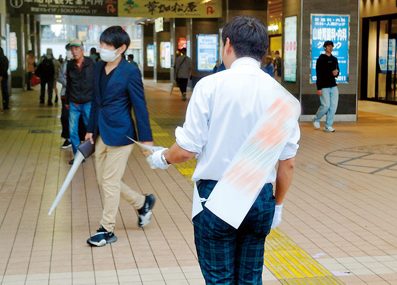 駅前で有権者に支持を呼びかける立候補者＝23日午後、草加市（画像の一部を加工しています）