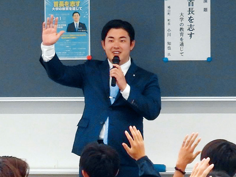 講演する鳩山町の小川知也町長＝坂戸市の城西大学