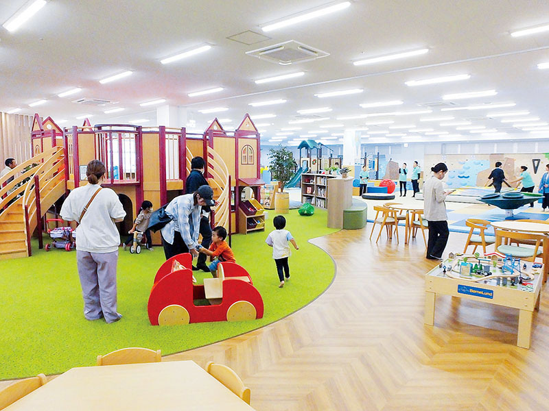 「屋内型こどもの遊び場」の見学会で遊具に親しむ親子ら＝23日午後、久喜市桜田3丁目