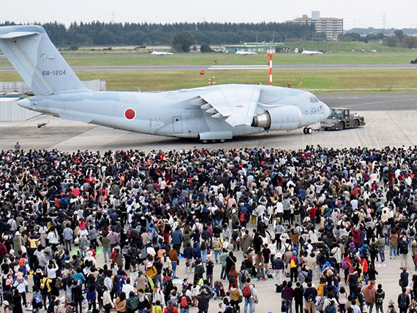 多くの来場者で賑わった2019年11月の入間航空祭＝狭山市稲荷山の入間基地