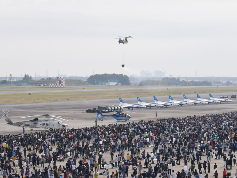 多くの来場者で賑わった2019年11月の入間航空祭＝狭山市稲荷山の入間基地