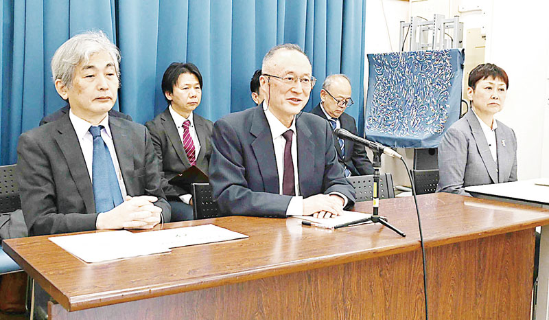 会見する埼玉大学の坂井貴文学長（前列中央）ら＝10月31日午後、県庁