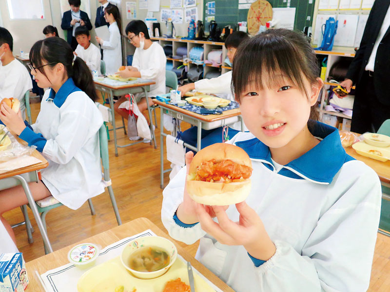 好きなアレンジで「バーガー給食」を楽しむ6年生