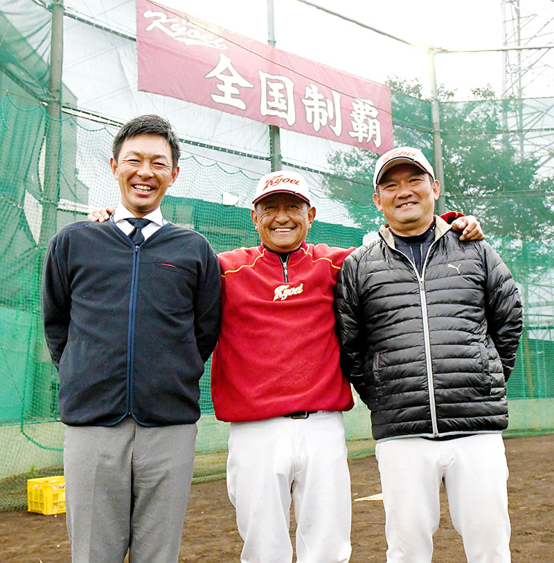 （右から）来年度から指揮を執る植竹幸一部長、本多利治現監督、新部長に就任する増田剛コーチ