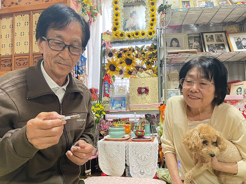 詩織さんの仏壇の前で思い出を語る父親の猪野憲一さん（左）、母親の京子さん＝10月22日、上尾市