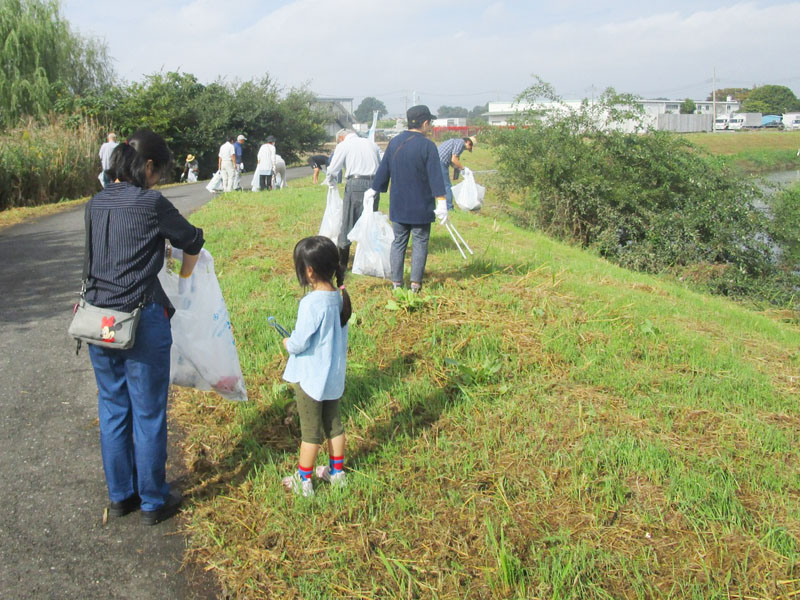 綾瀬川流域で清掃活動する市民ら（市提供）