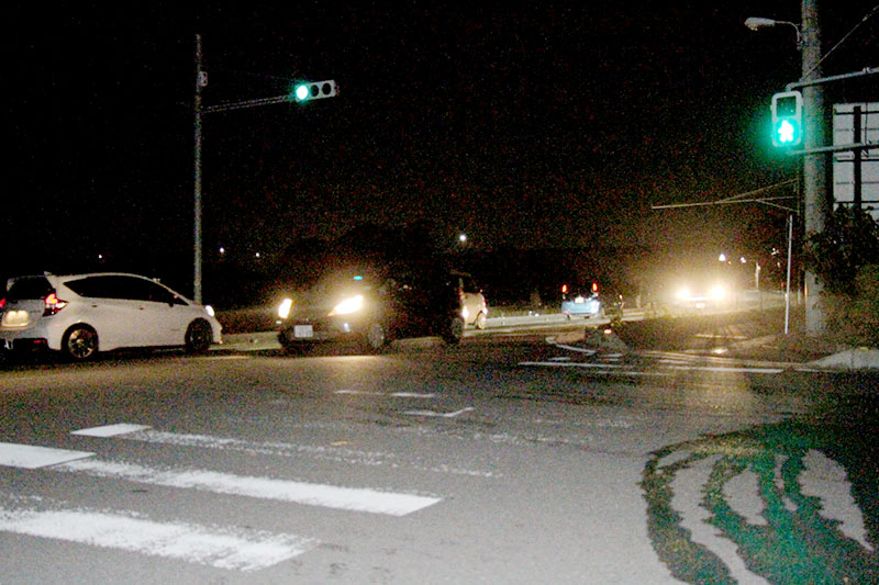 大型トラックと自転車の事故が発生した交差点＝12日午後8時ごろ、桶川市加納