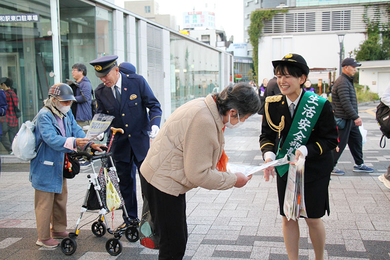 女性への暴力や児童虐待の防止を呼びかける塩原桜さん（右）と県警の橋本昭文生活安全部長（左から2人目）＝11日、JR浦和駅東口