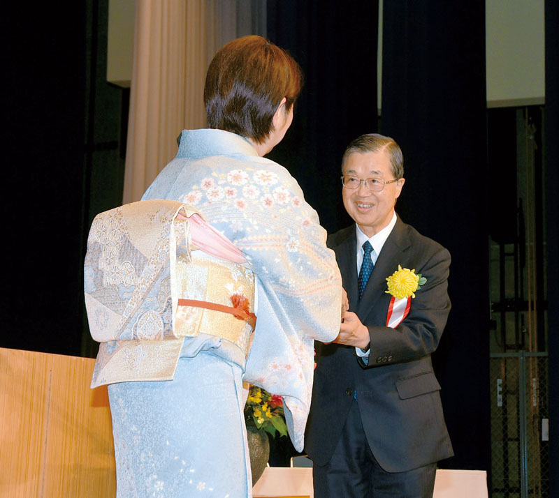 行田邦子市長（左）から表彰された江利川毅氏＝3日、行田市佐間の行田市教育文化センター「みらい」