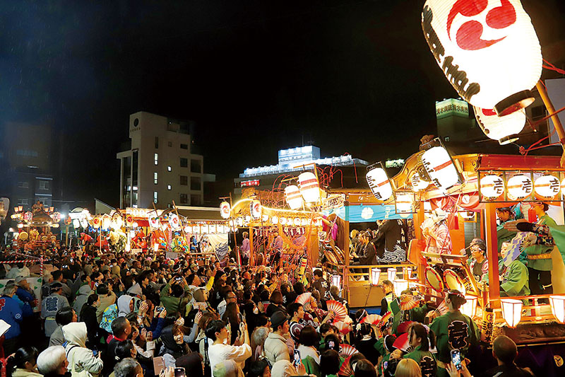 坂戸のまつりで行われた合同曳っかわせ（坂戸市提供）