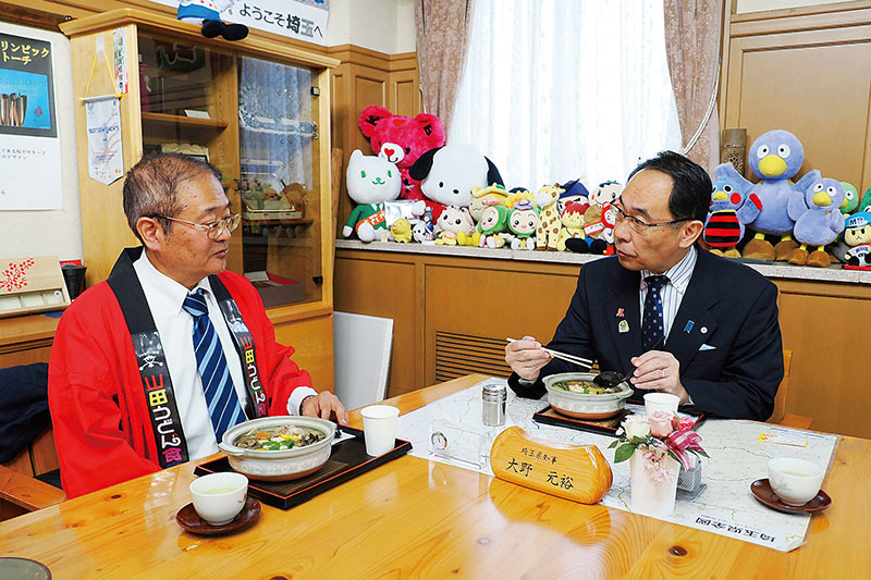 試食する大野知事（右）と山田社長