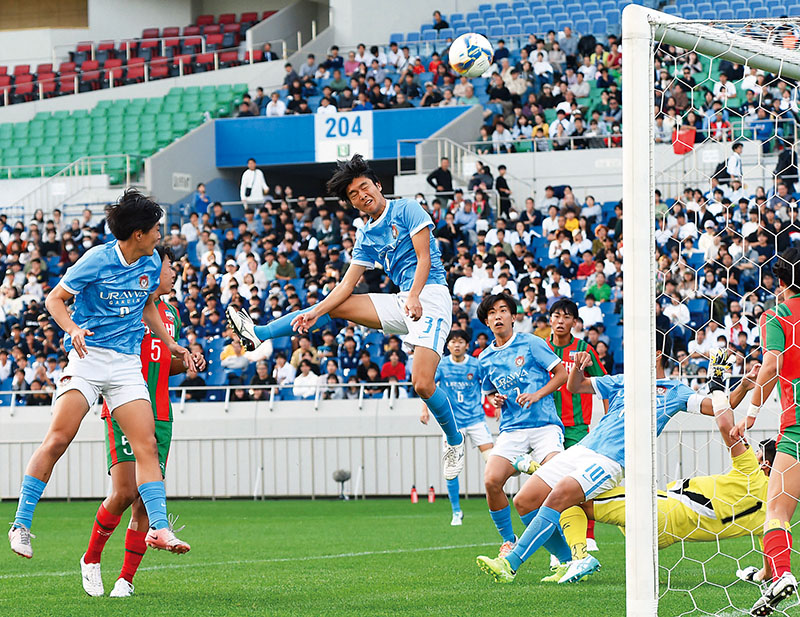 前半3分、浦和学院の上村（3）がヘディングでゴールを狙う