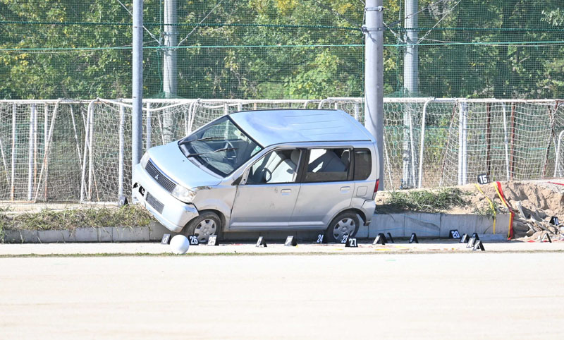 死亡した生徒が乗っていた軽乗用車の助手席側＝17日午後0時40分ごろ、さいたま市西区