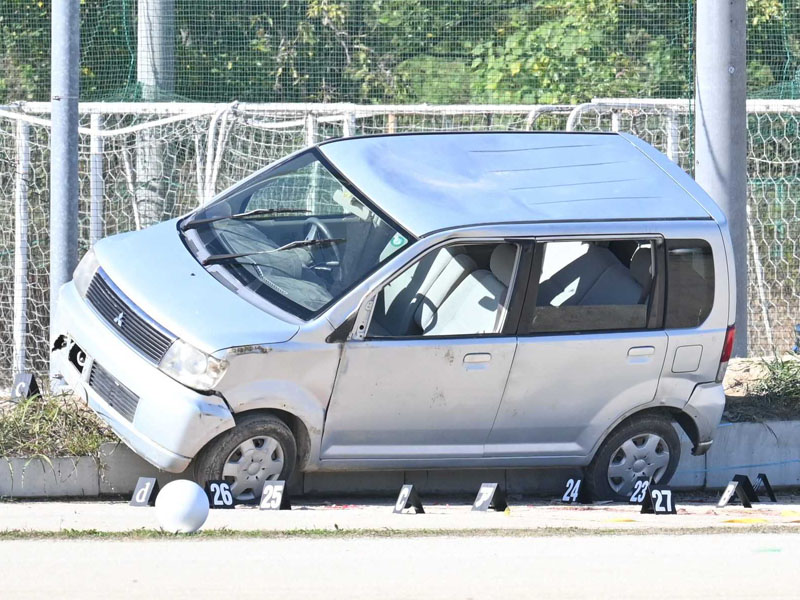 死亡した生徒が乗っていた軽乗用車の助手席側＝17日午後0時40分ごろ、さいたま市西区