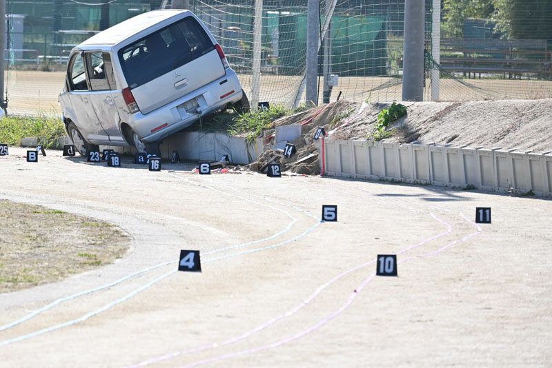 死亡した生徒が乗っていた軽乗用車のタイヤ痕＝17日午後0時40分ごろ、さいたま市西区