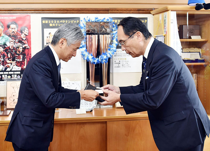 順天堂大学の代田浩之学長（左）と大野元裕知事