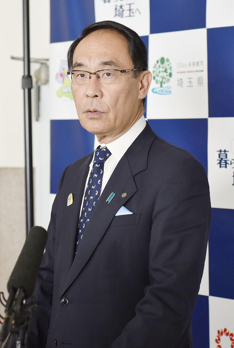 新病院計画中止の報告を受け、報道陣の取材に応じた大野元裕知事