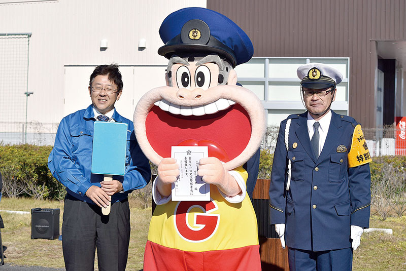 井内慶一署長（右）から一日警察署長に委嘱されたガリガリ君（中央）