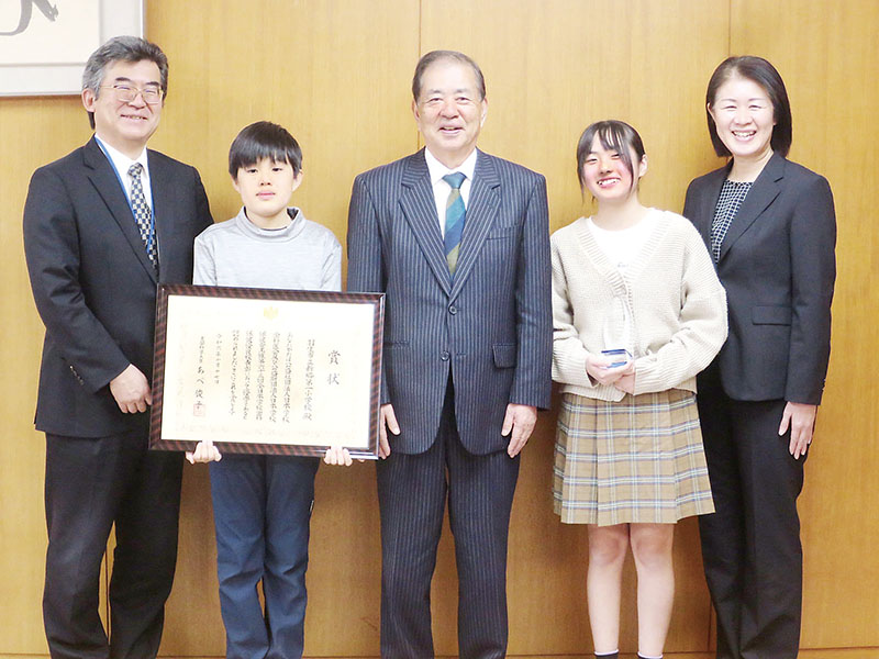 河田晃明市長（中央）に学校歯科保健の文部科学大臣賞を報告する羽生市立新郷第一小学校