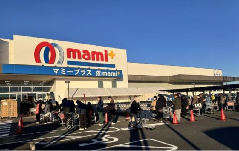 「マミープラス　セキチュー東松山高坂店」オープン開店時の行列＝11月30日