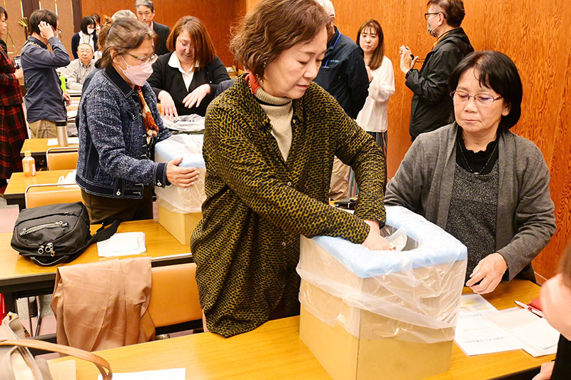 ワークショップで災害用トイレを作る女性建築士ら＝11月25日、さいたま市浦和区の埼玉教育会館