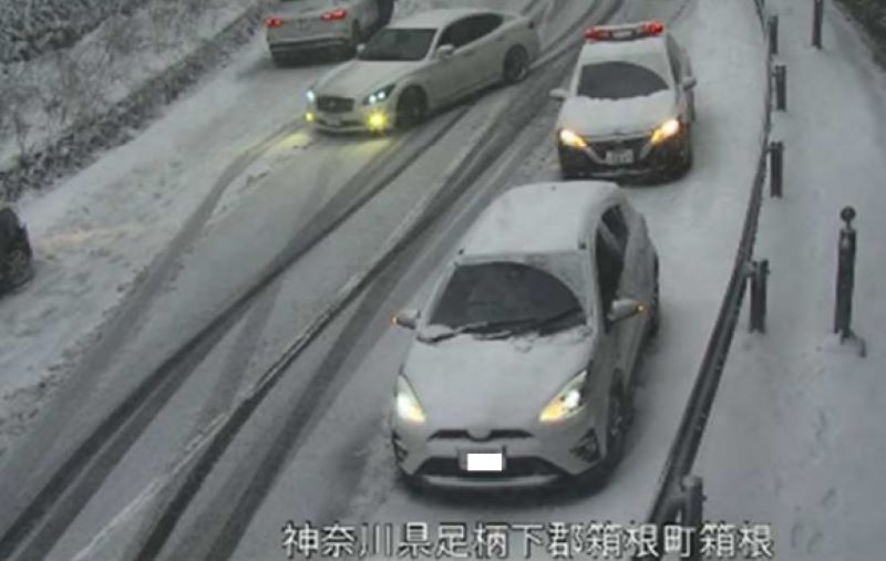 降雪による車両滞留の事例（2024年2月25日、神奈川県の国道1号）＝国交省発表資料から