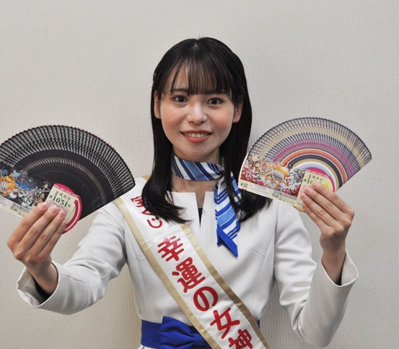 年末ジャンボ宝くじをPRする「幸運の女神」の福永愛莉さん＝6日、埼玉新聞社