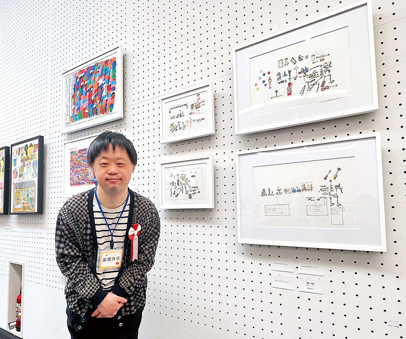 絵画4点を出品した尾崎翔悟さん＝4日、さいたま市浦和区常盤の県立近代美術館