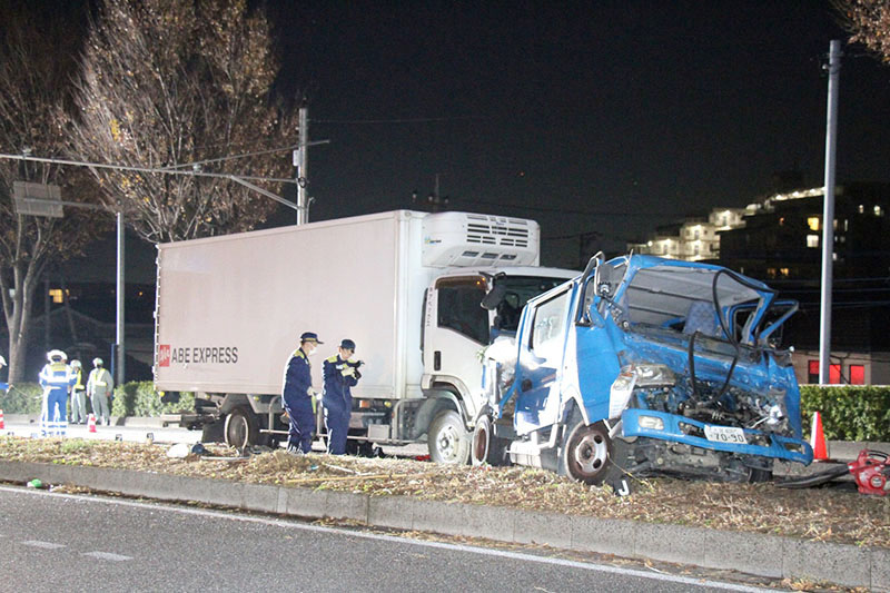 トラック3台が絡んだ事故の現場＝10日午後6時半ごろ、さいたま市桜区下大久保