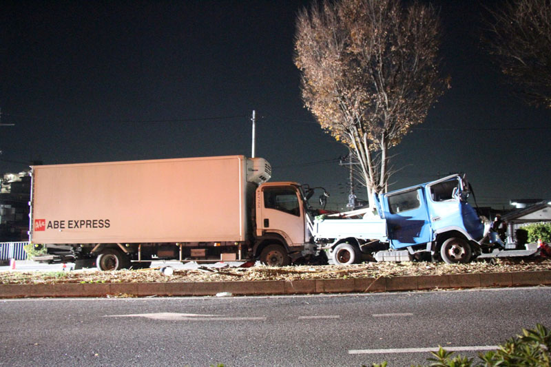 トラック3台が絡んだ事故の現場＝10日午後6時半ごろ、さいたま市桜区下大久保