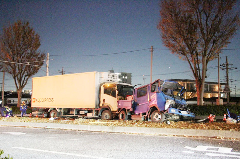 トラック3台が絡んだ事故の現場＝10日午後6時半ごろ、さいたま市桜区下大久保