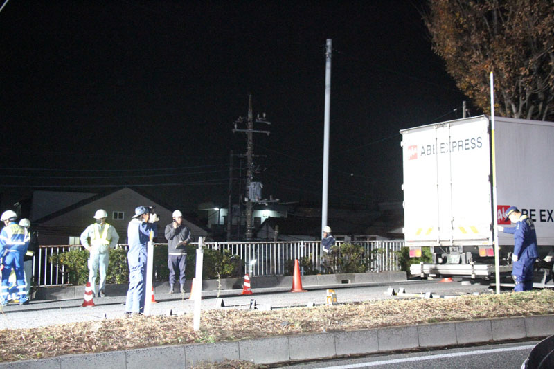 トラック3台が絡んだ事故の現場＝10日午後6時半ごろ、さいたま市桜区下大久保