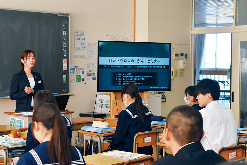 「目からウロコの『がん』セミナー」の様子＝9日、美里町立美里中学校