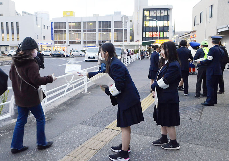 同年代の若者に注意喚起を行う「闇バイト加担防止サポーター」の高校生ら