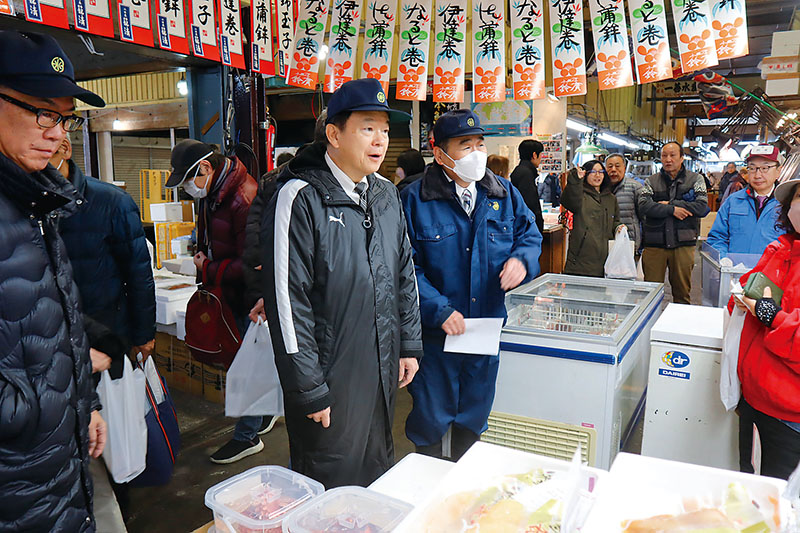 年末恒例の大売り出しを視察する清水勇人市長（中央）ら