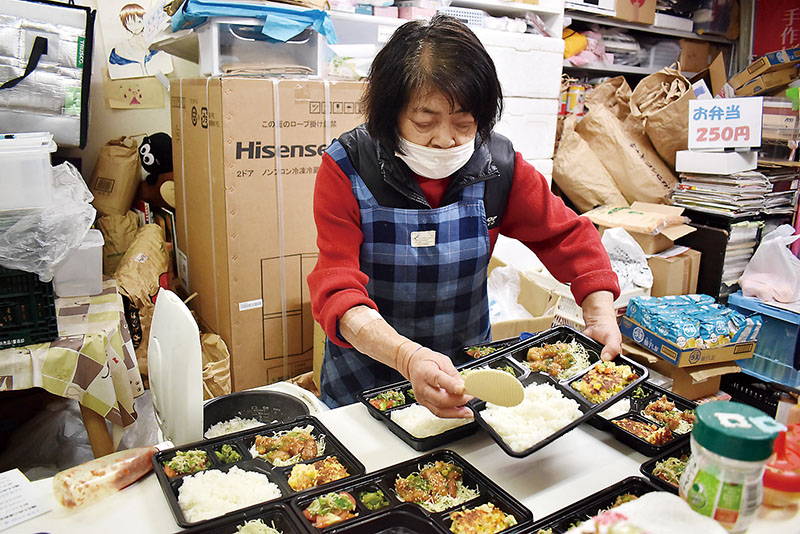 食堂で弁当を用意する両角小夜子さん＝25日、朝霞市本町