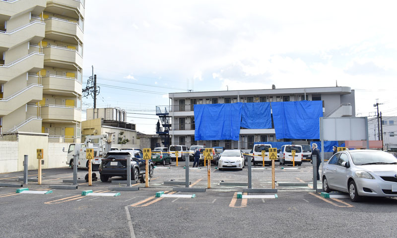 事件が起きたマンション＝27日午後、所沢市東住吉（写真を一部加工しています）