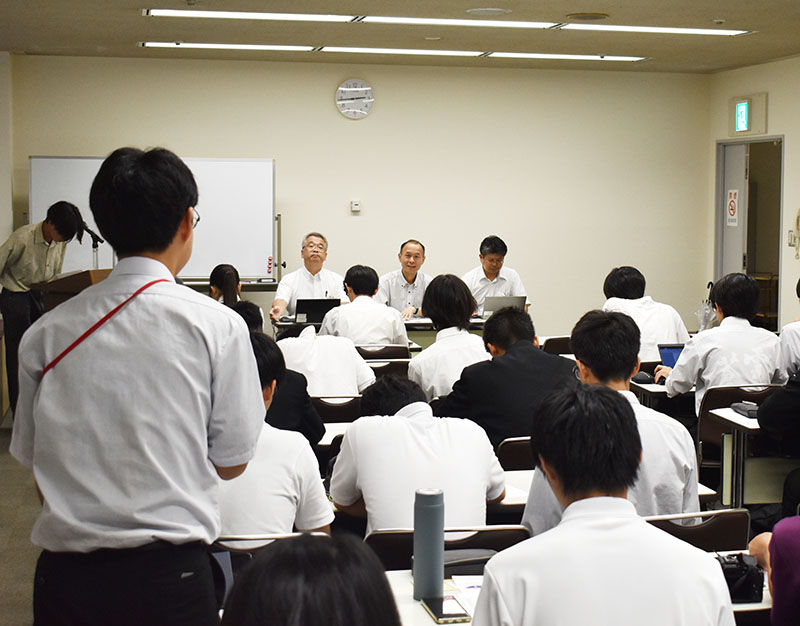 県教委の担当者に報告書の内容について質問する別学校の生徒＝8月27日、さいたま市浦和区