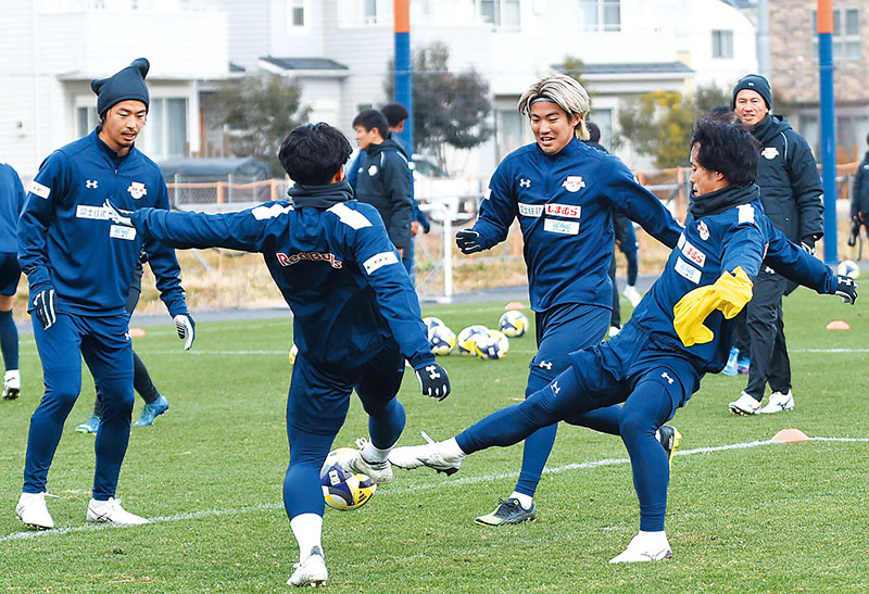 ボール回しをする茂木（右から2人目）、石川（右）ら大宮の選手たち＝6日午前、西大宮サッカー場