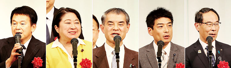 あいさつする（右）から大野元裕知事、斉藤邦明県議会議長、柴山昌彦自民党県連会長、小宮山泰子立憲民主党県連代表、清水勇人さいたま市長