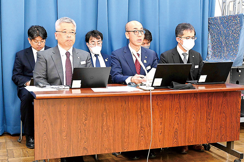 魅力ある高校づくりの方針（案）について会見を行う県教育局魅力ある高校づくり課の担当者ら