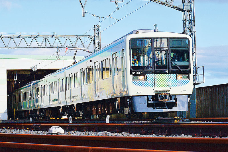 武蔵丘車両検修場から出場する「8000系」＝7日、日高市台